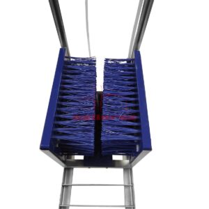 Limpiabotas de acero Inox automático vista de cerca de los cepillos de color azul.