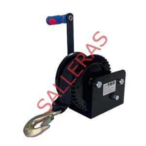 Cabrestante de color negro con cinta con gancho con una capacidad de 545 kg de carga.